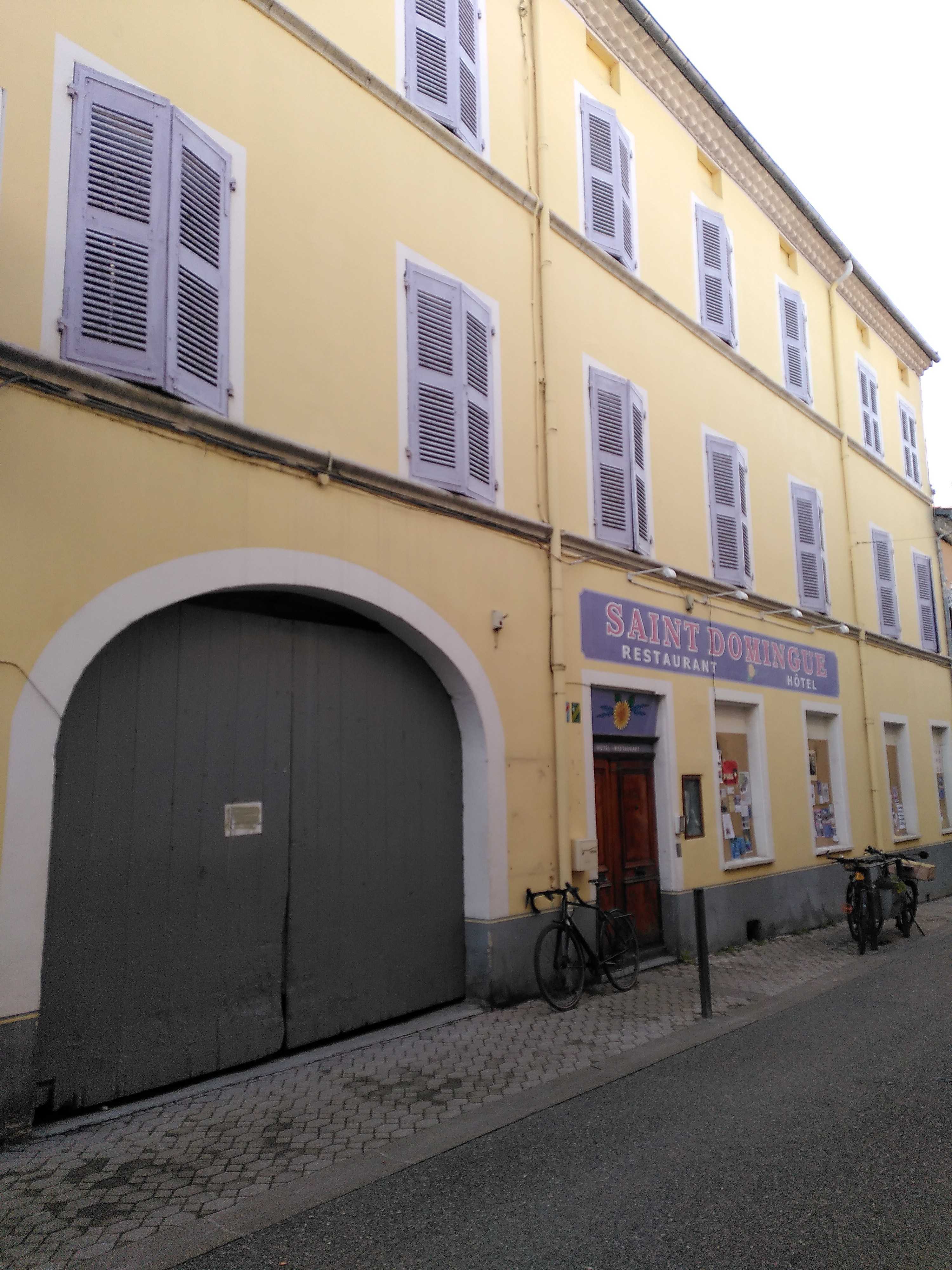 Devanture de l'Hôtel Saint Domingue à Die
